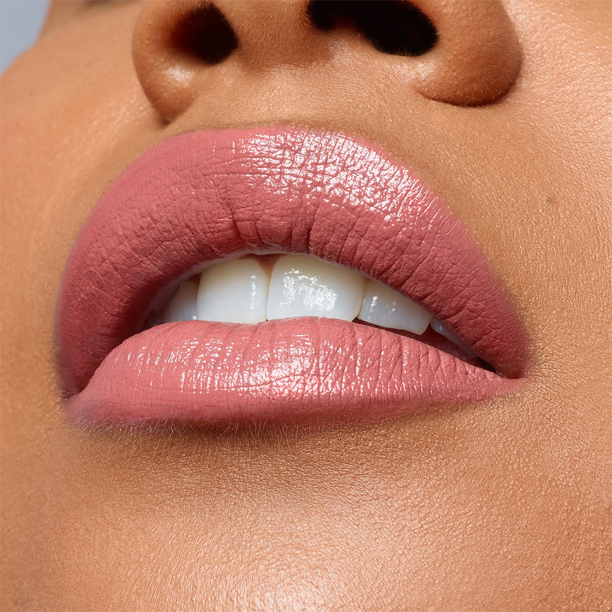 INTENSE MATTE LIP+CHEEK PENCIL (LÁPIZ PARA LABIOS Y MEJILLAS)